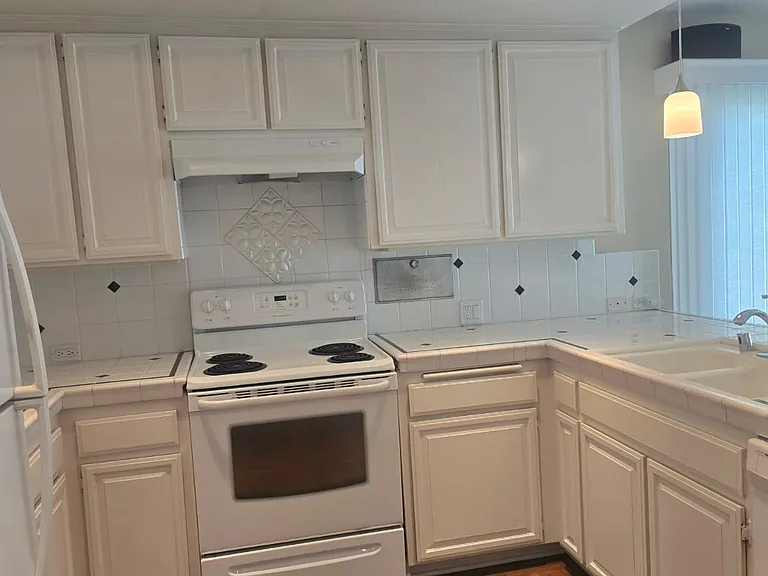 27 Brookstone — Photo 4