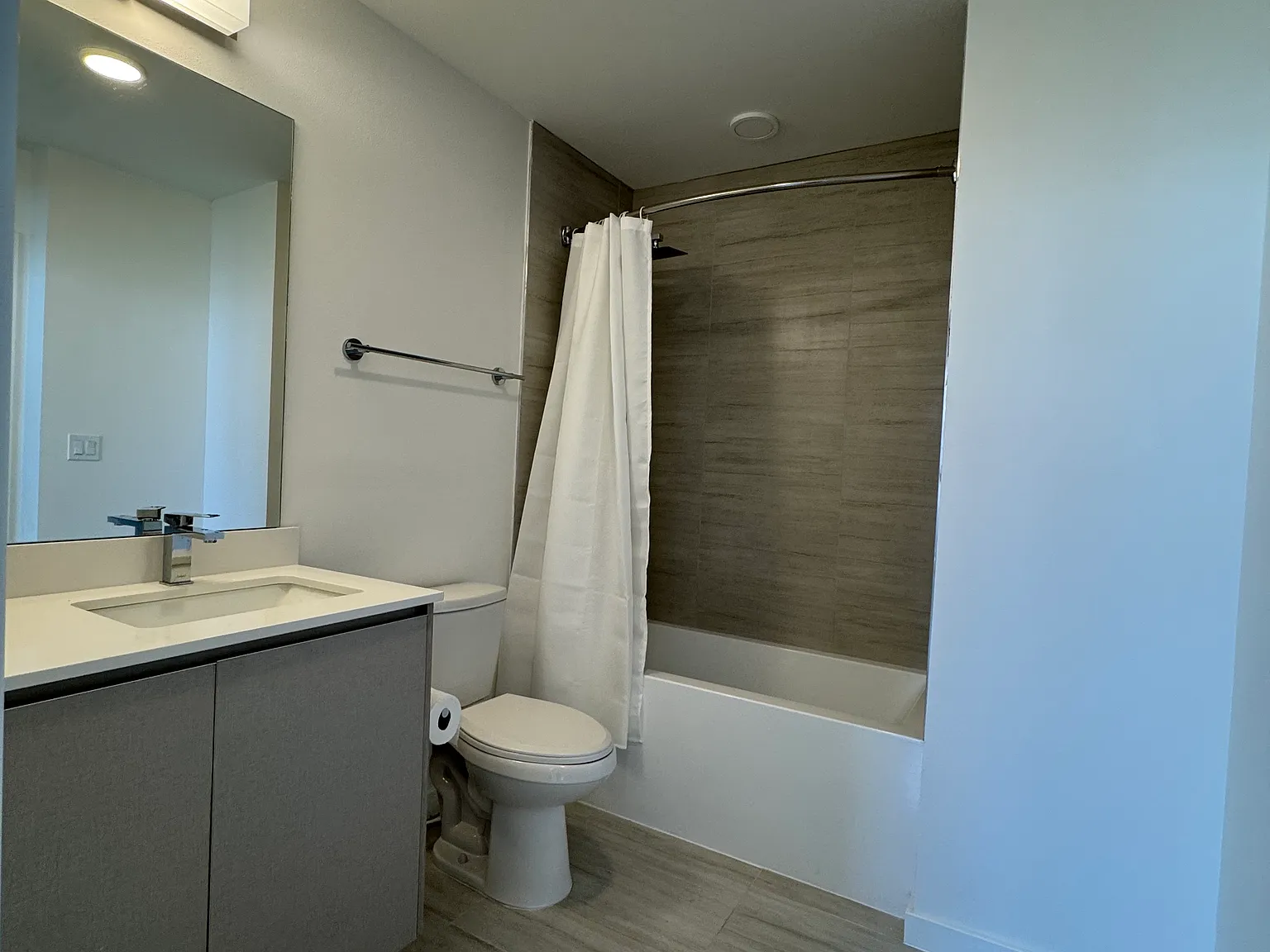 1 bed, 750 sqft, $1,600 — Photo 4