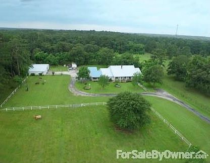 Country Setting mins from Downtown