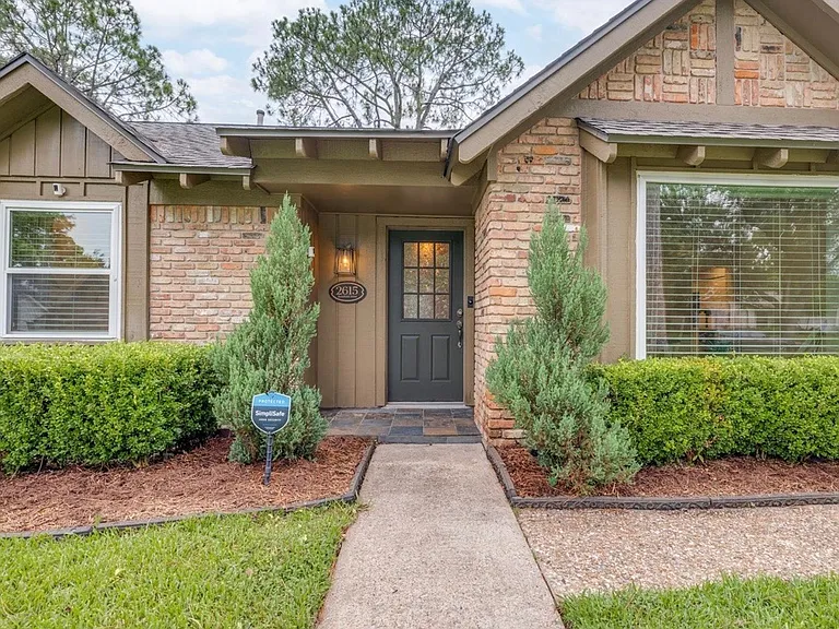 2615 Rosefield Dr — Photo 2