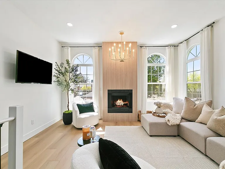 150 S Straughan Ave — Photo 1