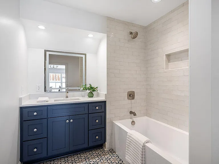 221 Williamsburg St NE — Photo 58