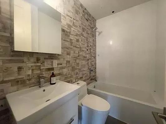 3rd image of 1882 Fulton St #Penthouse