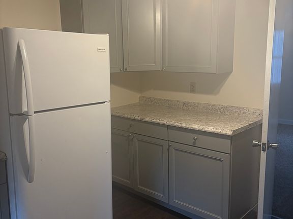 5th image of 216 Elmwood Ave #B