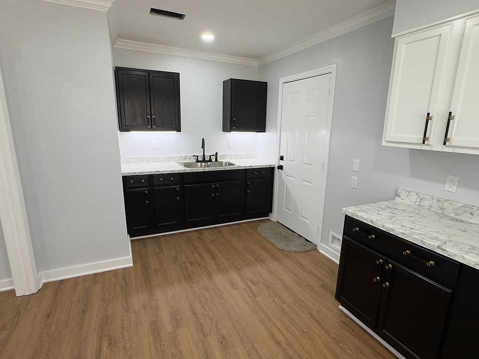 1st image of 706 W 72nd St
