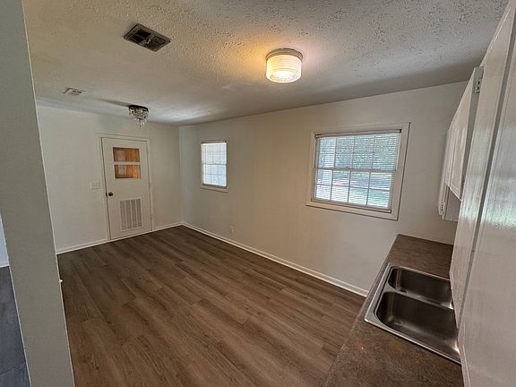 5th image of 1204 Fairlane Dr