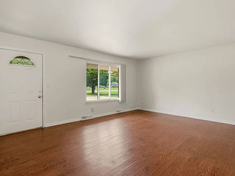 3339 Northwest Dr — Photo 2