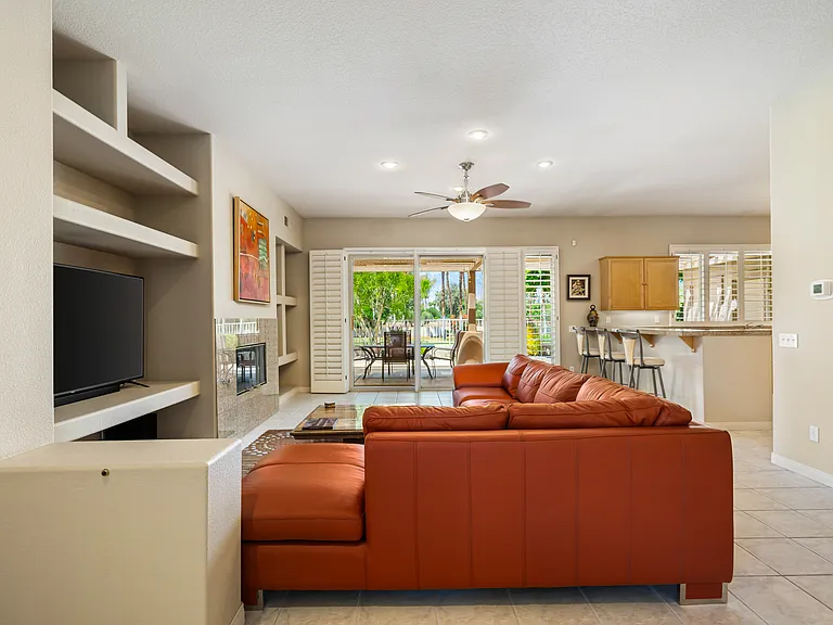 285 W Kavenish Dr — Photo 6