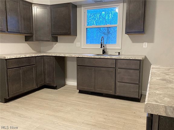 3rd image of 3824 Greenmont Dr SE
