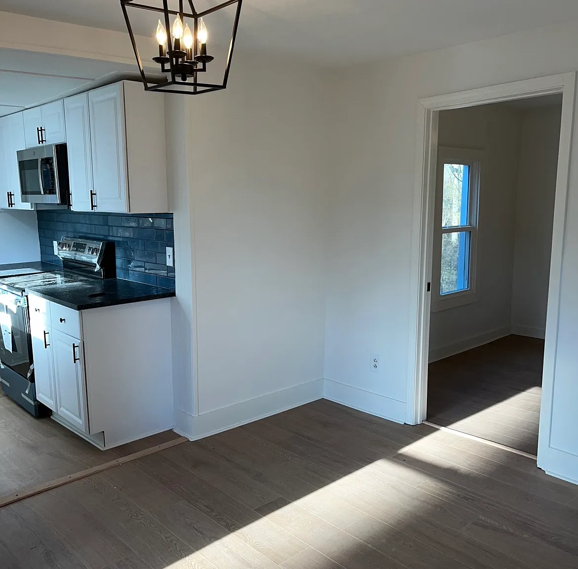 112 Latham Ln — Photo 2