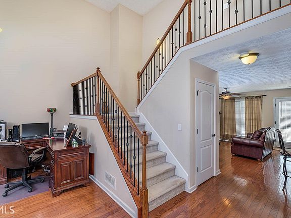 3rd image of 490 Astoria Way