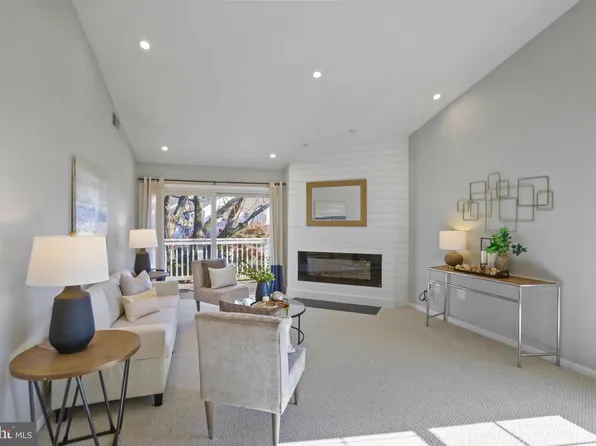 2867 Yarling Ct, Falls Church, VA 22042