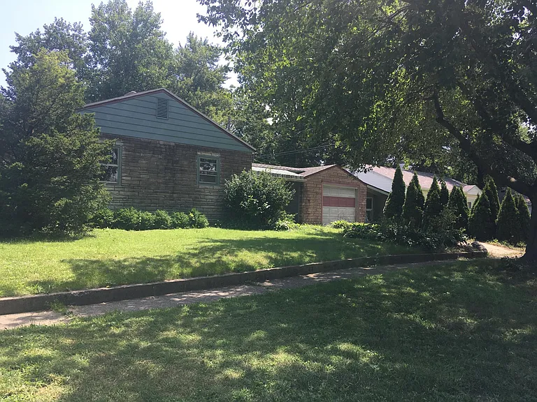 701 E Fairlawn Dr — Photo 16