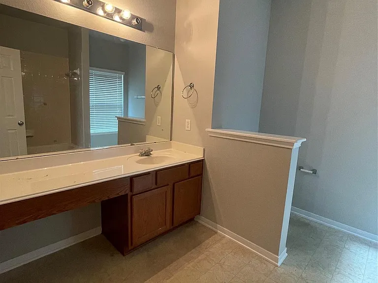 1502 Claremont Garden Cir — Photo 3
