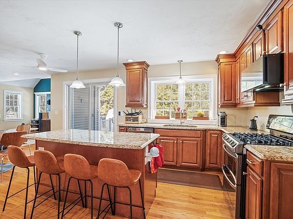 2nd image of 890 Maple St