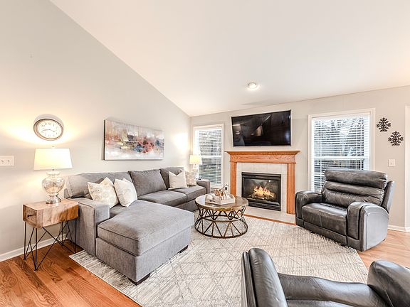 5th image of 462 Wood St