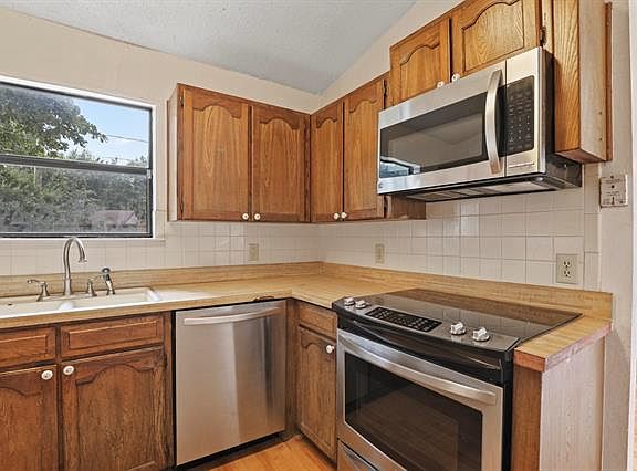3rd image of 3624 Sandhurst Dr