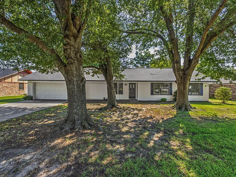 221 Azalea Dr — Photo 2