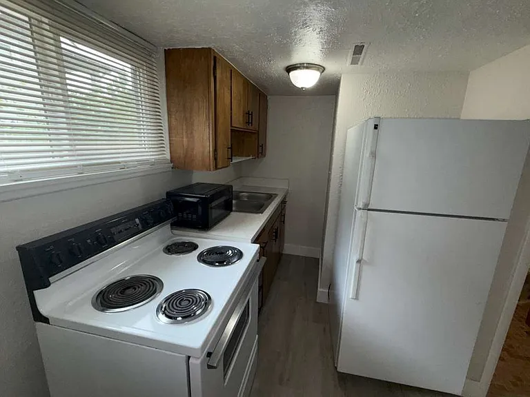 440 N 400 E #B — Photo 4