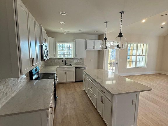 5th image of 305 Challis Ct