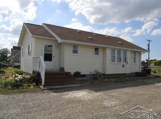 1424 W Fairgrove Rd, Caro, MI 48723