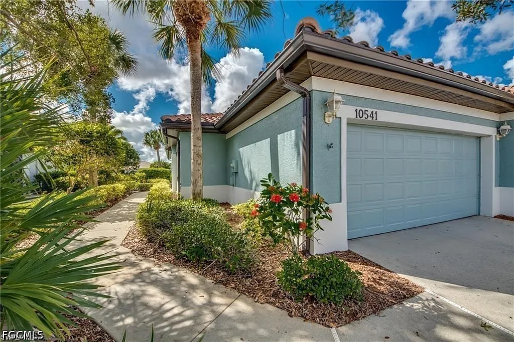 2 bed, 2.0 bath, 1170 sqft, $5,500 — Photo 2