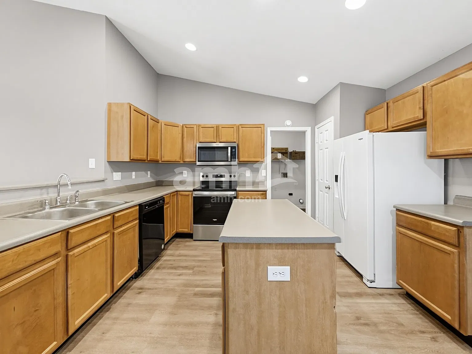 3 bed, 2.0 bath, 1704 sqft, $2,130 — Photo 3