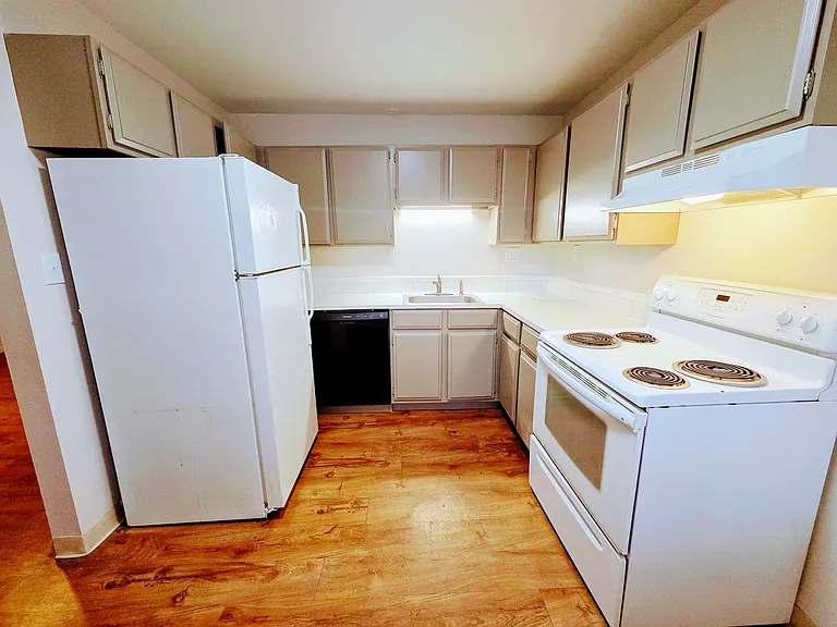 Mead Apartments — Photo 8