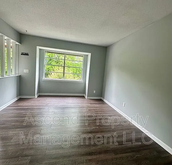 2410 Lyndon Ave #4 — Photo 1