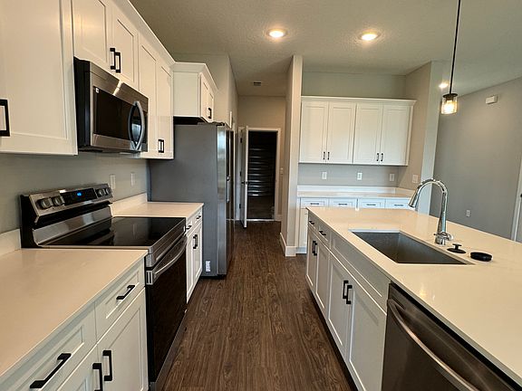 3rd image of 32 Russell Dr