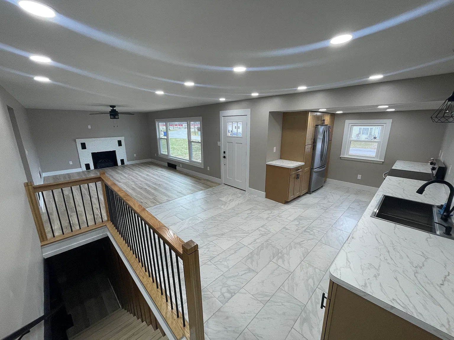 727 Lake Dr — Photo 2
