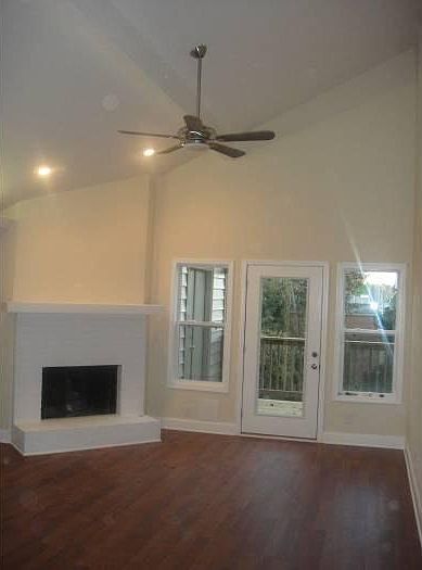 Great room with fireplace (not working)