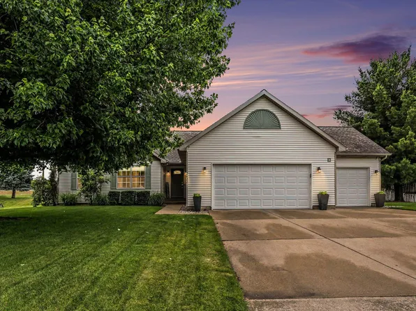 2632 Fairfield Dr, Zeeland, MI 49464
