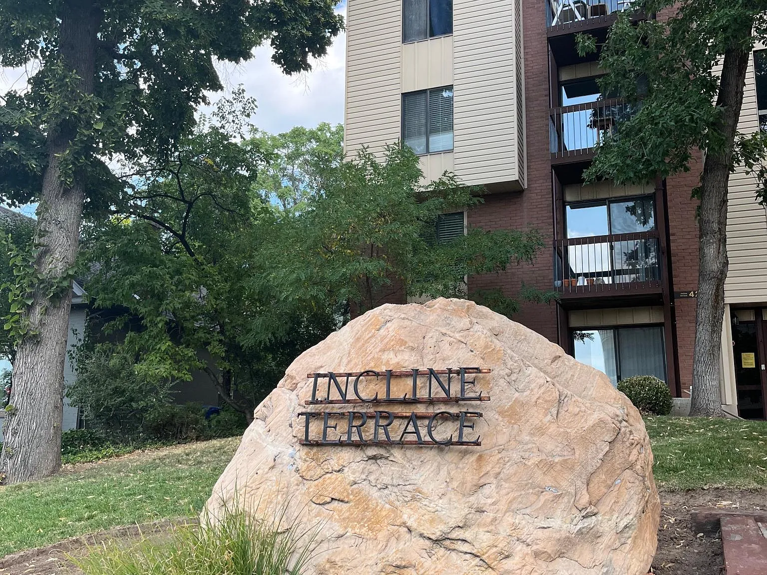 1 bed, 900 sqft, $1,300 — Photo 1