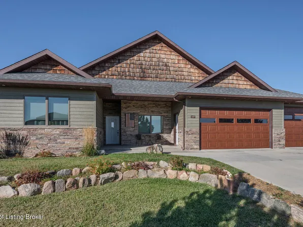 609 5th St NW, South Heart, ND 58655