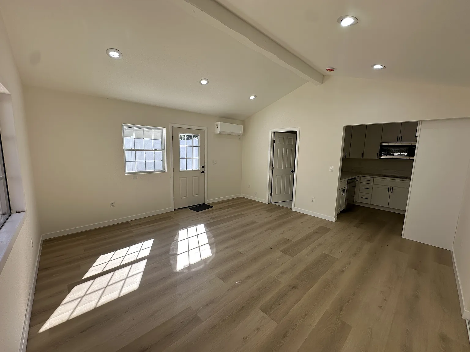 Studio, 400 sqft, $1,900 — Photo 2