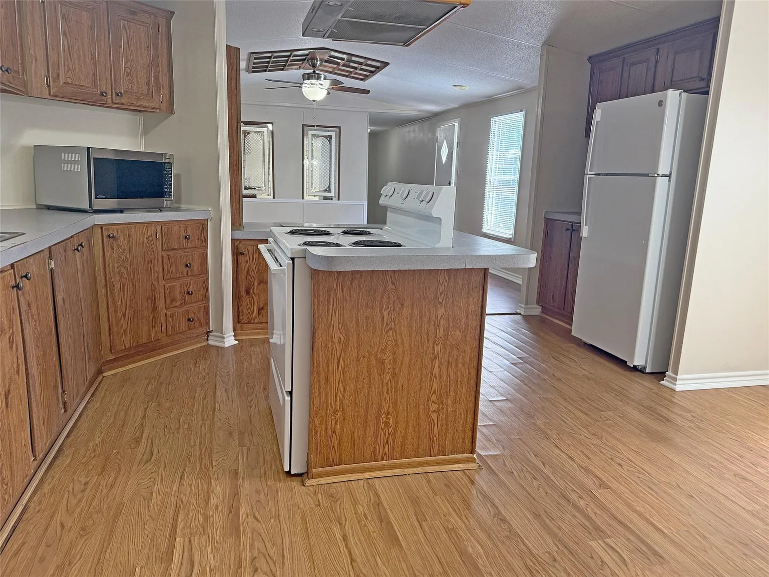 3 bed, 2.0 bath, 1280 sqft, $995 — Photo 4