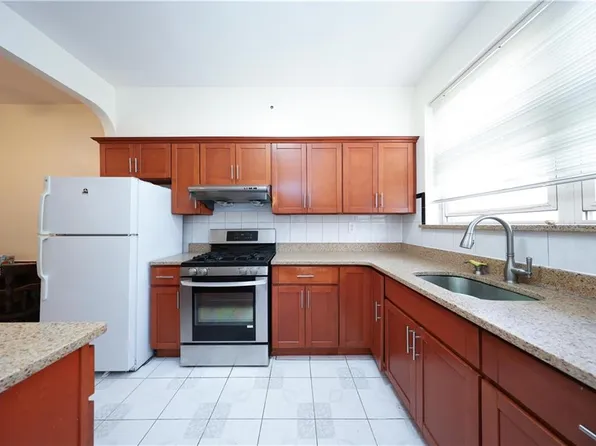 4715 Bedford Avenue image 10 of 35