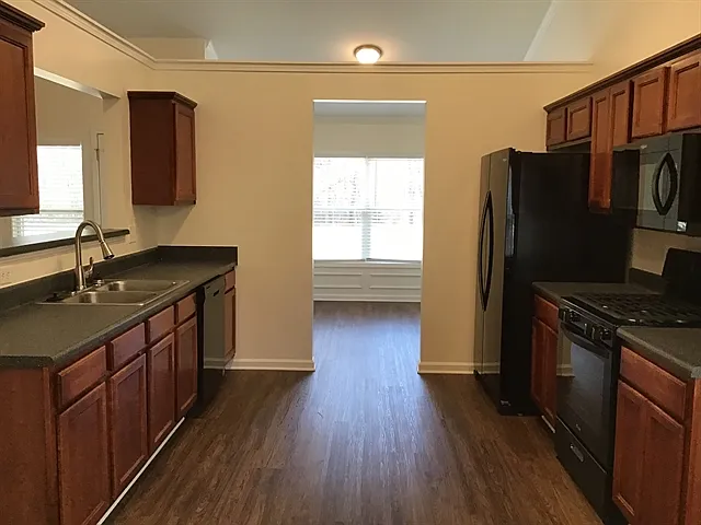 3 bed, 2.0 bath, 1646 sqft, $2,250 — Photo 2