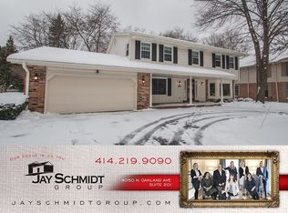 9385 N Fairway Cir, Bayside, WI 53217