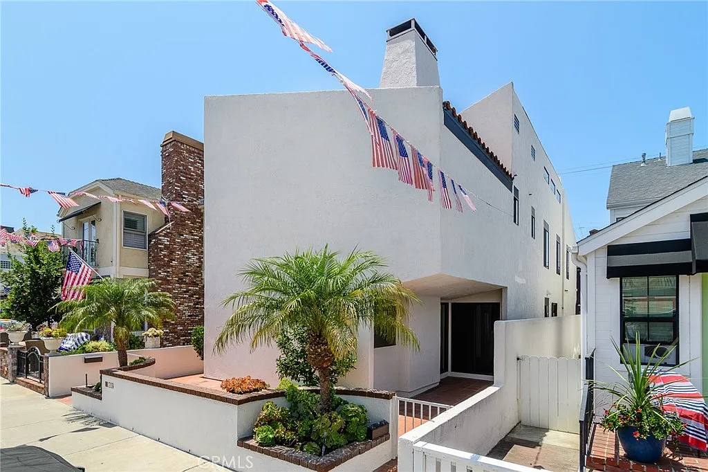 Building Photo - 313 Diamond Ave