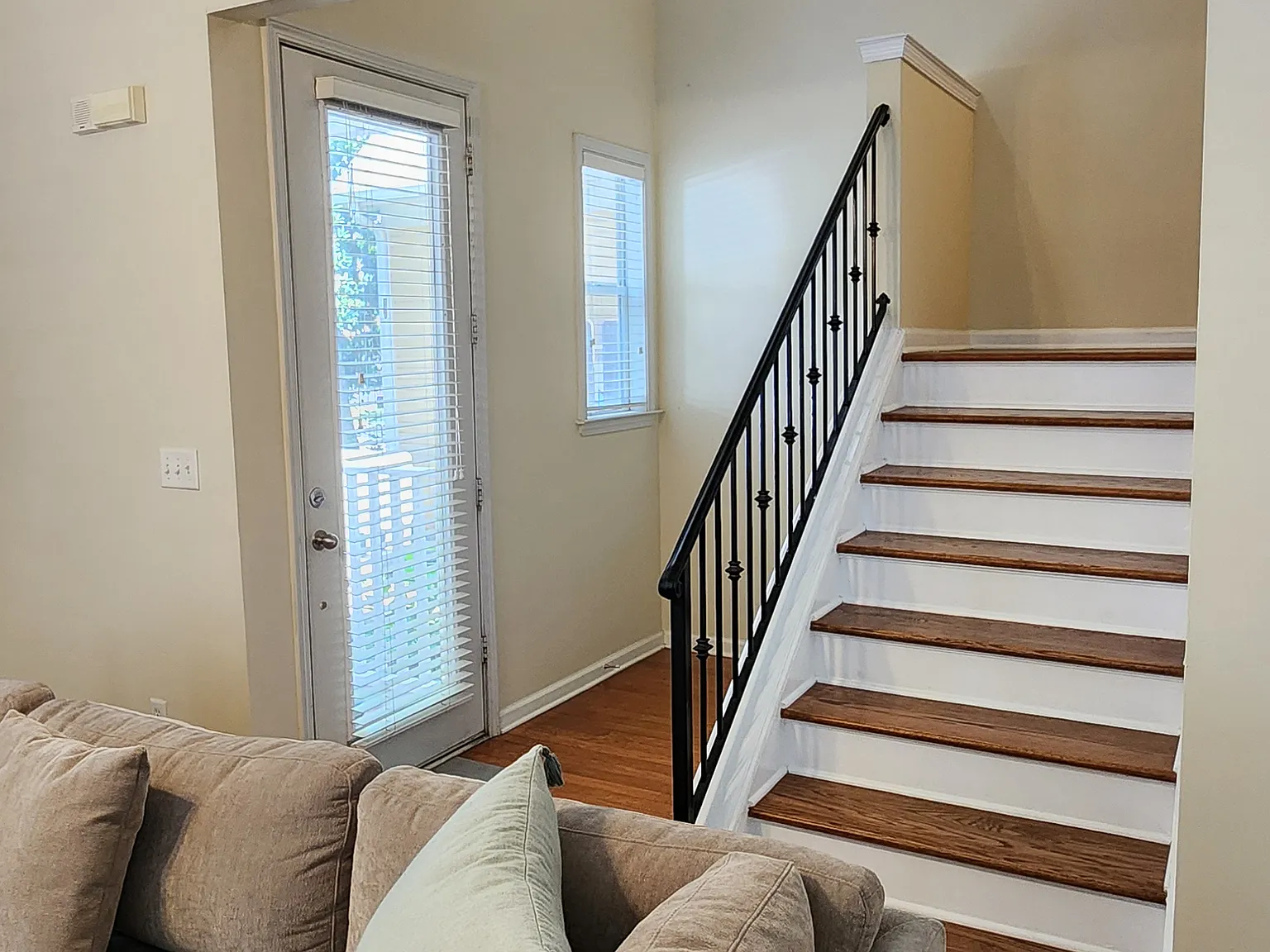 3 bed, 2.5 bath, 1655 sqft, $2,200 — Photo 2