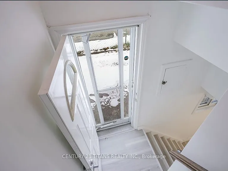 114 Benjamin Blvd #BASEMENT — Photo 3