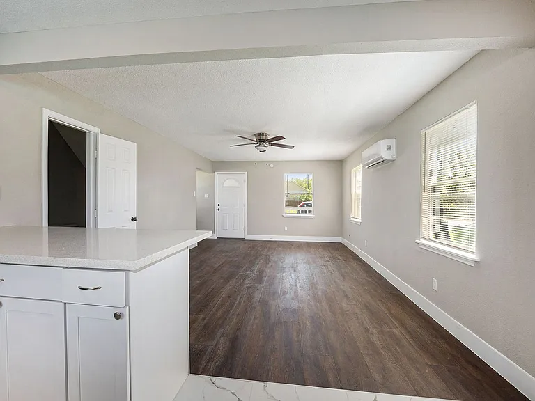 517 Center St — Photo 5