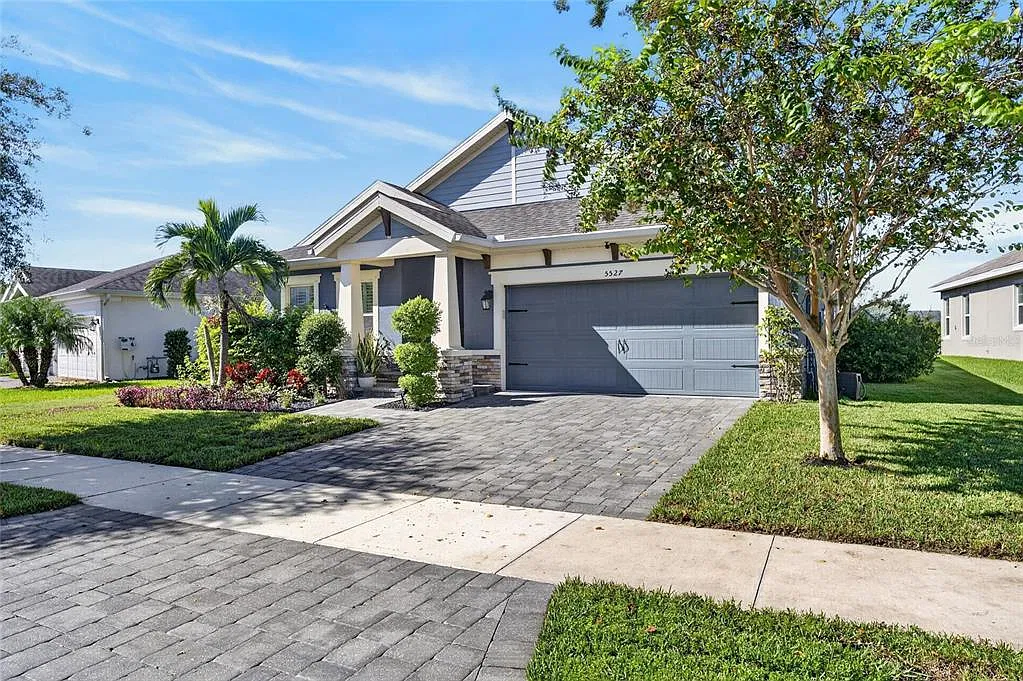 4 bed, 3.0 bath, 2074 sqft, $4,000 — Photo 3