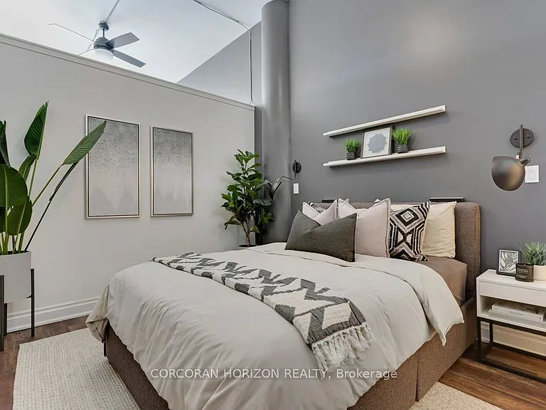 276 King St W #209 — Photo 24