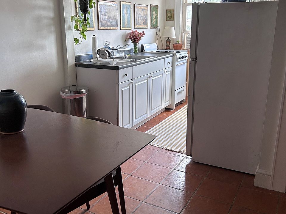 1st image of 23 Fairfield Ave APT 3