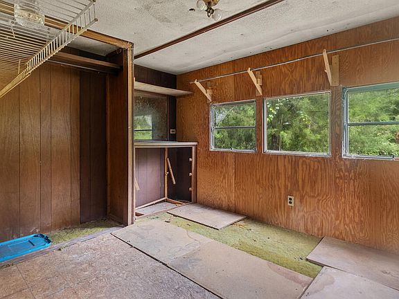 5th image of 906 NE 575th St