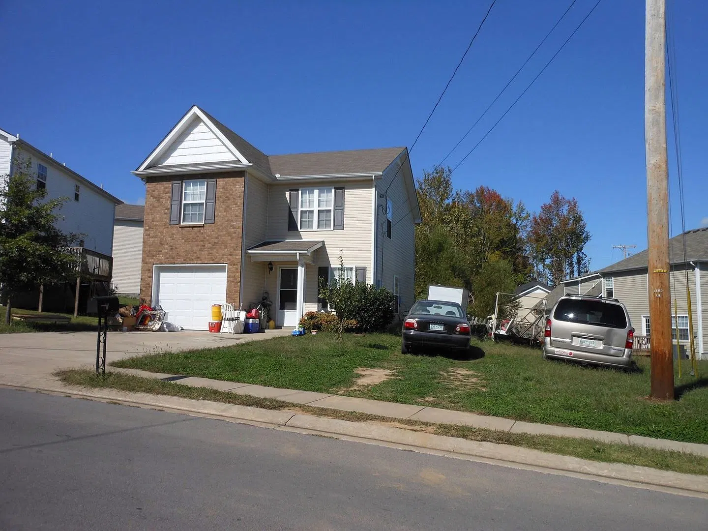 Nice three bedroom 2 1/2 bath with Garage on level lot in Laverne Tennessee — Photo 3