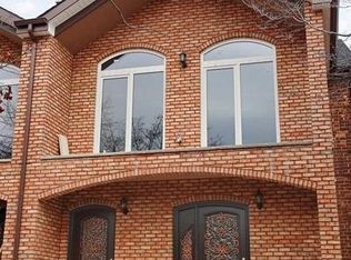 17515 74th Ave, Fresh Meadows, NY 11366